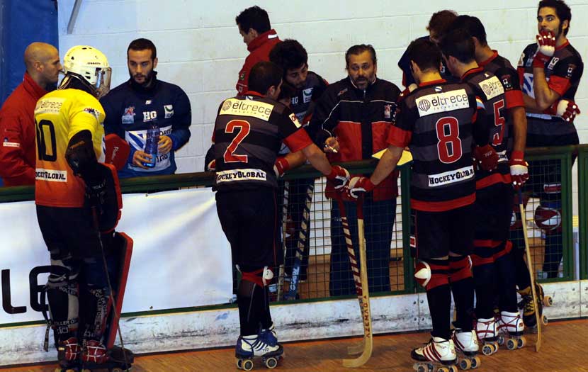 Juan Copa con su equipo en un tiempo muerto de un encuentro de Liga (Imagen cedida por Prensa CP Cerceda)