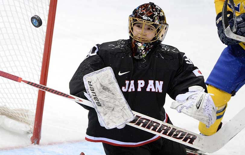 Nana Fujimoto, Japan goaltender, keeps her eyes on the puck. SOCHI OLYMPICS (Image: japantimes.co.jp | Photo: AFP - JIJI)