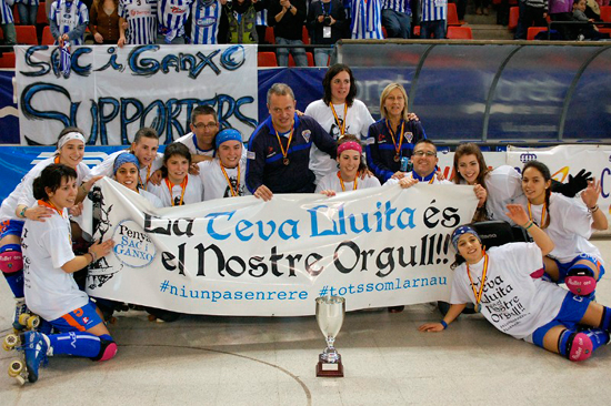 COPA DE S.M.LA REINA 2014 - HOCKEY PATINES FEMENINO: El equipo del CP Voltregá al completo, con su staff técnico, celebrando el triunfo (Imagen: RFEP)