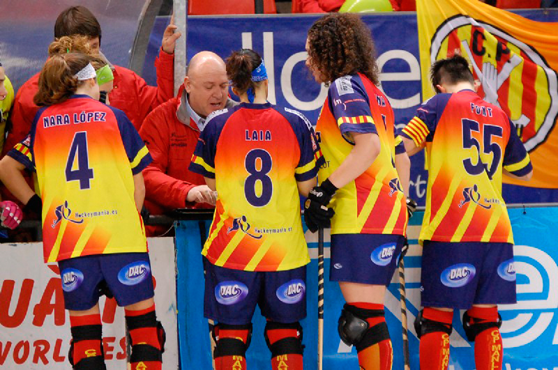 COPA DE S.M. LA REINA 2014 - HOCKEY PATINES FEMENINO: Jugadoras del CP Manlleu con su entrenador (Imagen: RFEP)