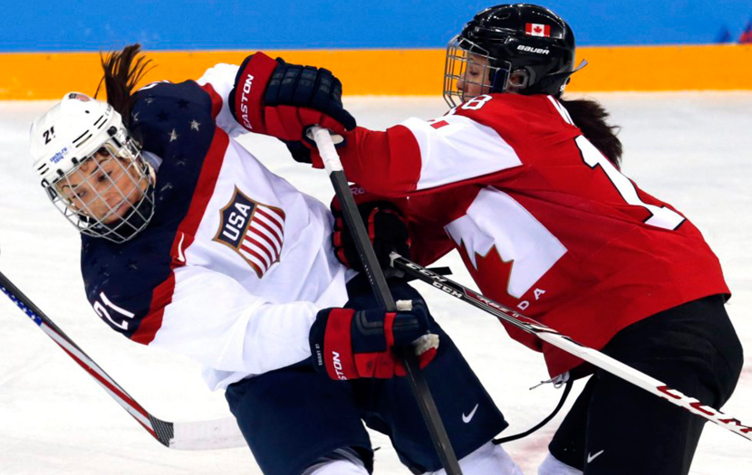 JJ.OO.SOCHI 2014 - HOCKEY HIELO FEMENINO: Ward, de Canadá, lucha con la estadounidense Knight. (Imagen: deportes.elpais.com | Foto:  ANATOLY MALTSEV -EFE)